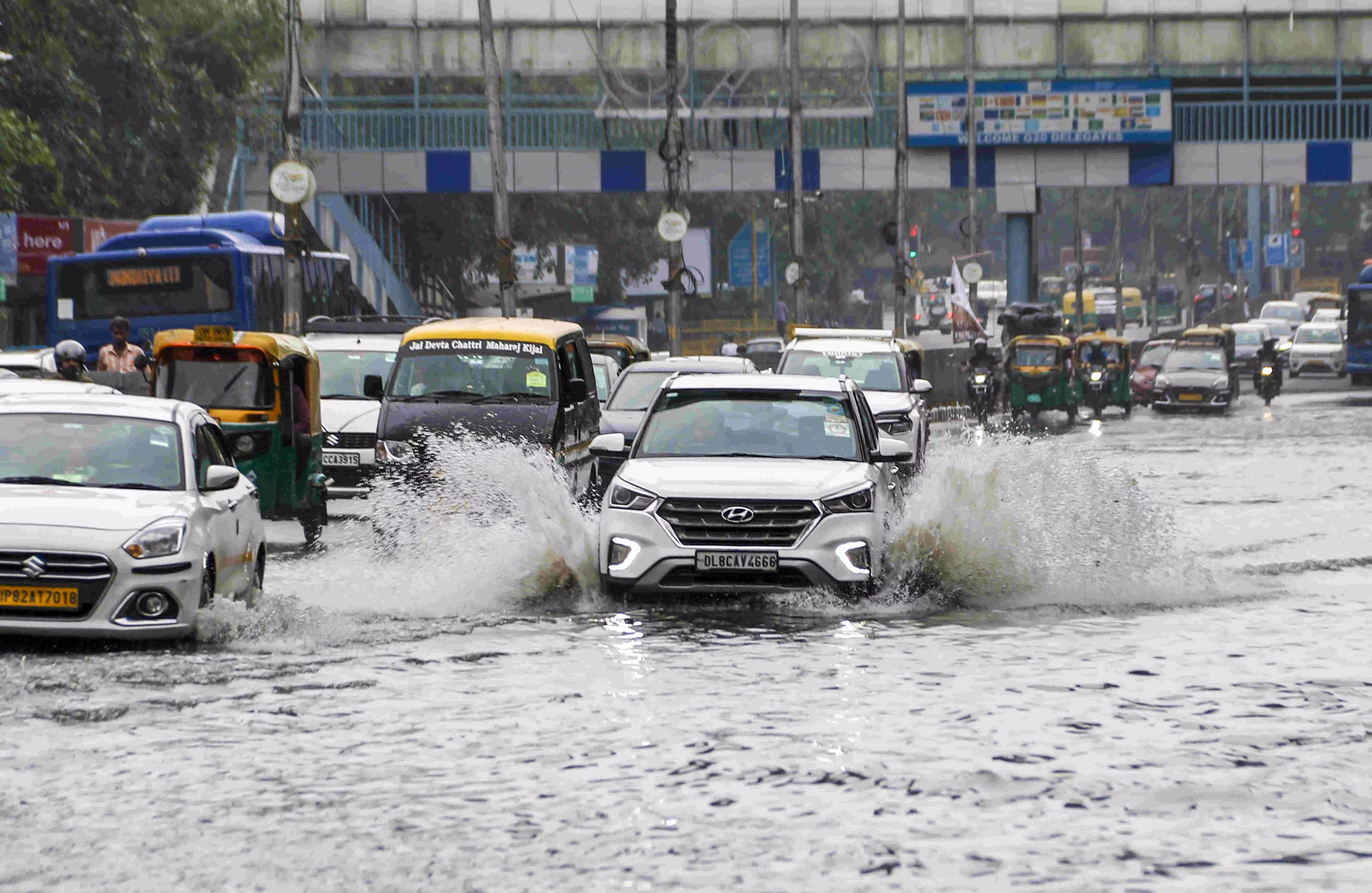 दिल्ली-NCR में बदल सकता है मौसम, तेज बारिश और आंधी की संभावना दिल्ली-NCR में बदल सकता है मौसम, तेज बारिश और आंधी की संभावना