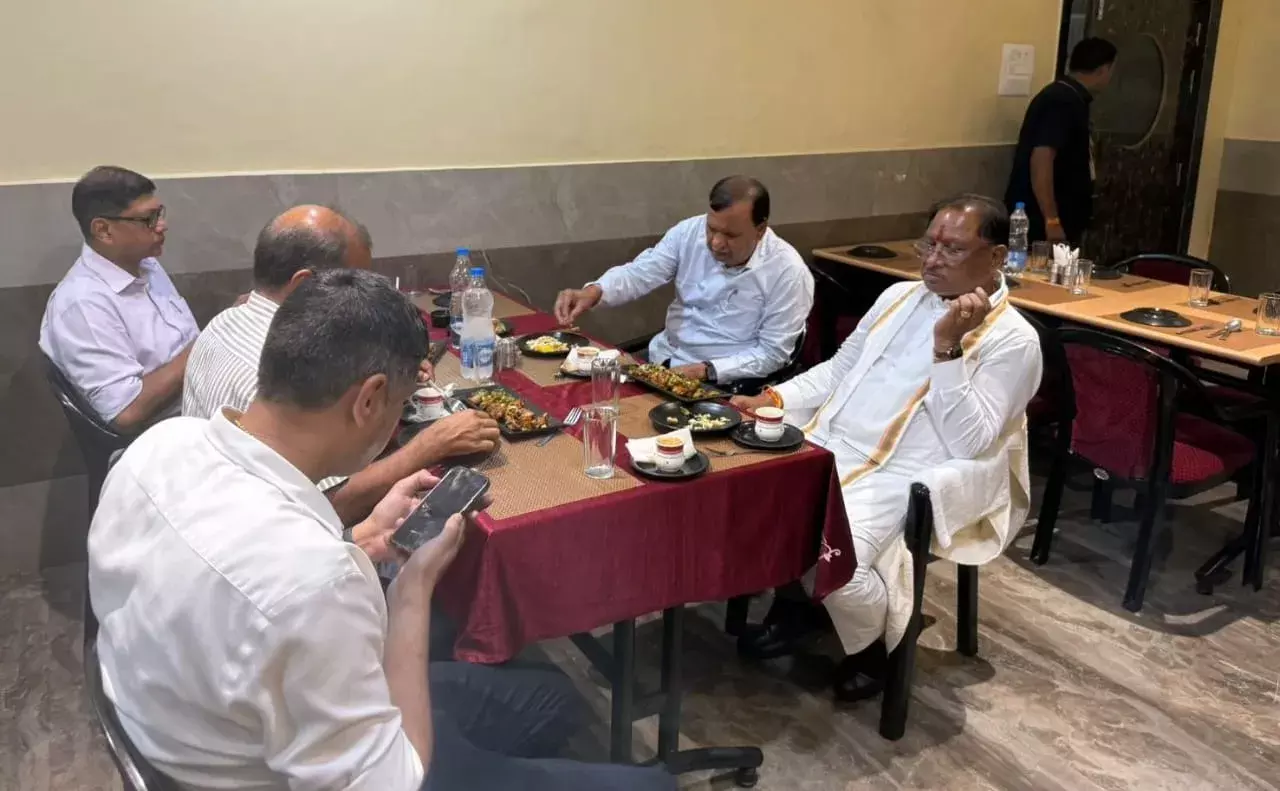 मुख्यमंत्री ने सिमगा में ढाबा में किया भोजन, स्थानीय लोगों से की आत्मीय बातचीत