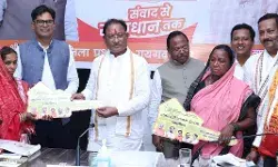 मुख्यमंत्री ने बिरहोर महिलाओं को सौंपी पक्के आवास की चाबी
