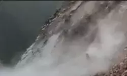 पांवटा-शिलाई NH-707 पर भूस्खलन, चलती कार पर गिरे पत्थर