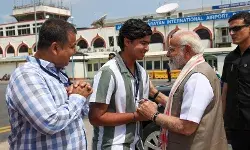 पीएम मोदी से मिले वैभव सूर्यवंशी, पैर छूकर लिया आशीर्वाद