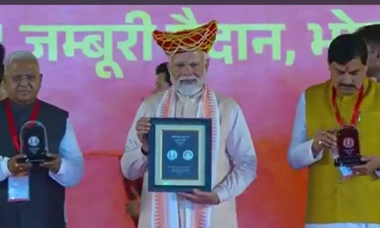 भोपाल- प्रधानमंत्री श्री मोदी ने जारी किया देवी अहिल्याबाई होलकर जी की 300 वीं जयंती पर 300 रूपये का सिक्का भोपाल- प्रधानमंत्री श्री मोदी ने जारी किया देवी अहिल्याबाई होलकर जी की 300 वीं जयंती पर 300 रूपये का सिक्का