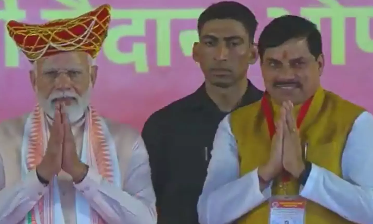 भोपाल- प्रधानमंत्री श्री मोदी को विशेष पगड़ी पहनाकर मुख्यमंत्री डॉ यादव ने किया स्वागत भोपाल- प्रधानमंत्री श्री मोदी को विशेष पगड़ी पहनाकर मुख्यमंत्री डॉ यादव ने किया स्वागत