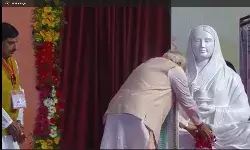भोपाल- प्रधानमंत्री श्री मोदी ने देवी अहिल्याबाई होलकर जी की प्रतिमा पर पुष्प अर्पित कर किया नमन