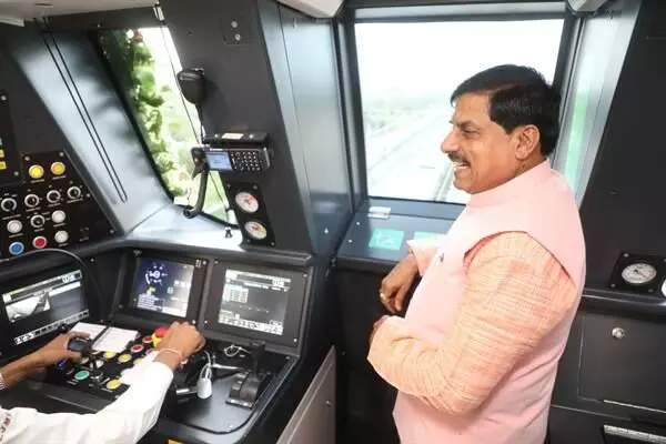 मुख्यमंत्री डॉ. यादव ने किया नव-उद्घाटित इंदौर मेट्रो ट्रेन का निरीक्षण मुख्यमंत्री डॉ. यादव ने किया नव-उद्घाटित इंदौर मेट्रो ट्रेन का निरीक्षण