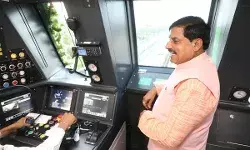 मुख्यमंत्री डॉ. यादव ने किया नव-उद्घाटित इंदौर मेट्रो ट्रेन का निरीक्षण