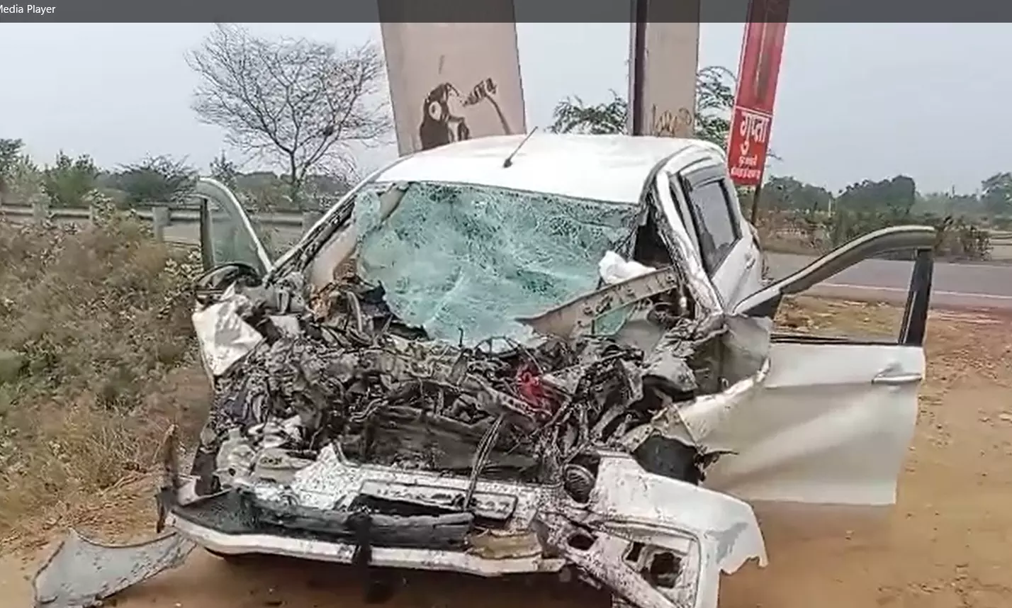 बाराबंकी में ट्रक और अर्टिगा की भीषण टक्कर, हादसे में 4 की दर्दनाक मौत बाराबंकी में ट्रक और अर्टिगा की भीषण टक्कर, हादसे में 4 की दर्दनाक मौत