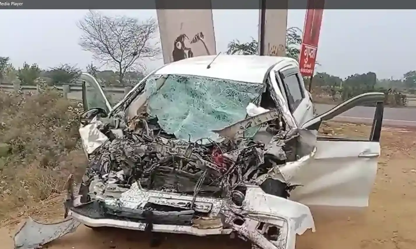 рдмрд╛рд░рд╛рдмрдВрдХреА рдореЗрдВ рдЯреНрд░рдХ рдФрд░ рдЕрд░реНрдЯрд┐рдЧрд╛ рдХреА рднреАрд╖рдг рдЯрдХреНрдХрд░, рд╣рд╛рджрд╕реЗ рдореЗрдВ 4 рдХреА рджрд░реНрджрдирд╛рдХ рдореМрдд рдмрд╛рд░рд╛рдмрдВрдХреА рдореЗрдВ рдЯреНрд░рдХ рдФрд░ рдЕрд░реНрдЯрд┐рдЧрд╛ рдХреА рднреАрд╖рдг рдЯрдХреНрдХрд░, рд╣рд╛рджрд╕реЗ рдореЗрдВ 4 рдХреА рджрд░реНрджрдирд╛рдХ рдореМрдд