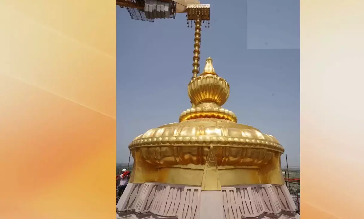 राम मंदिर का स्वार्णिम शिखर कलश हुआ स्थापित राम मंदिर का स्वार्णिम शिखर कलश हुआ स्थापित