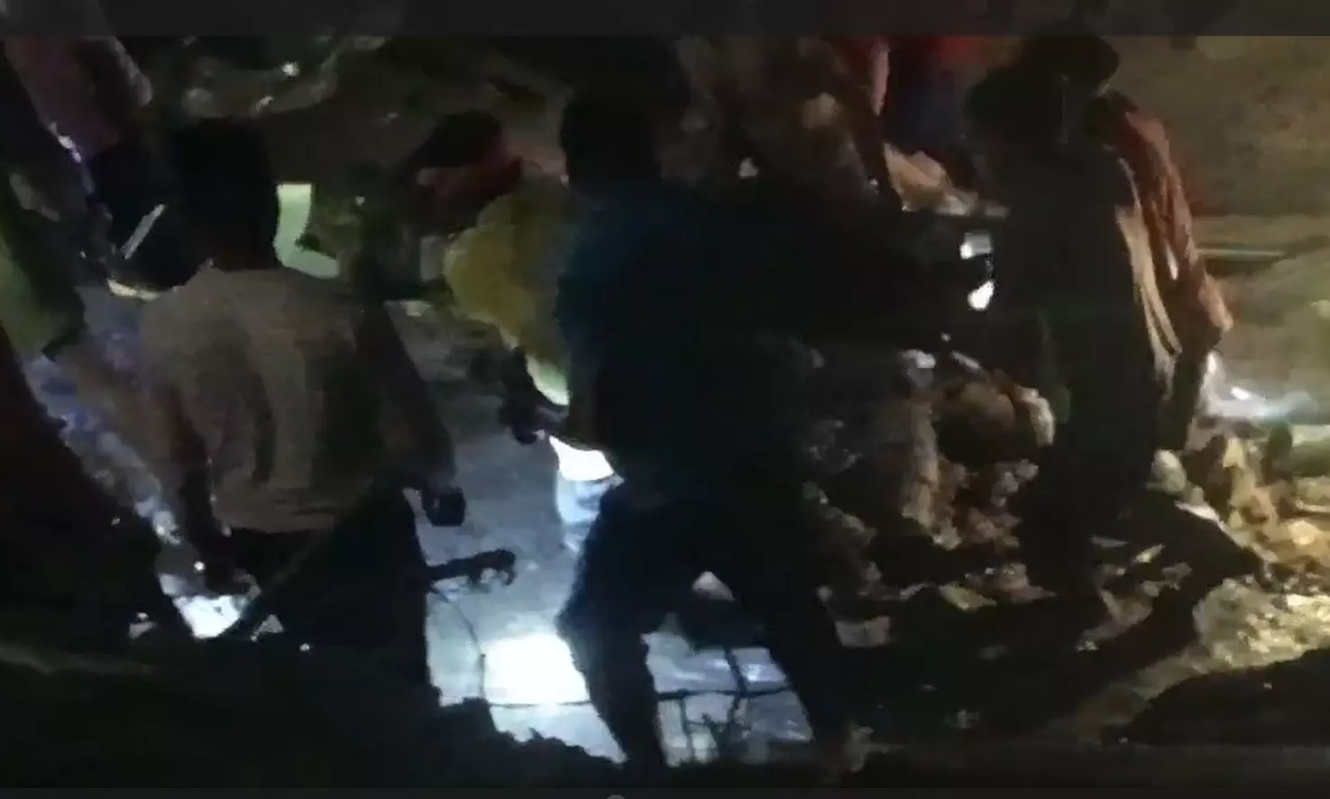 हजारीबाग:अवैध माइंस में फंसे तीन मजदूर का शव बरामद हजारीबाग:अवैध माइंस में फंसे तीन मजदूर का शव बरामद