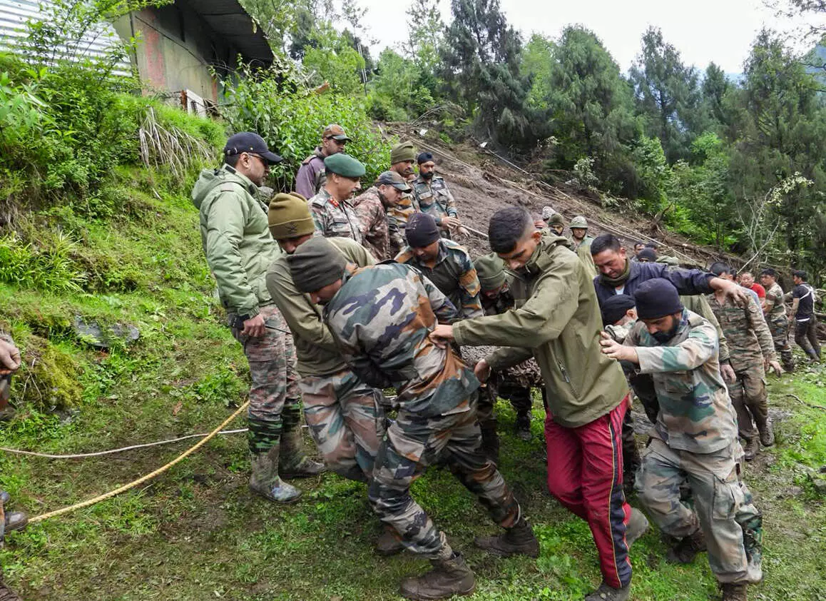 सिक्किम: भारी बारिश से तबाही, सुरक्षित निकाले 1,700 पर्यटक सिक्किम: भारी बारिश से तबाही, सुरक्षित निकाले 1,700 पर्यटक