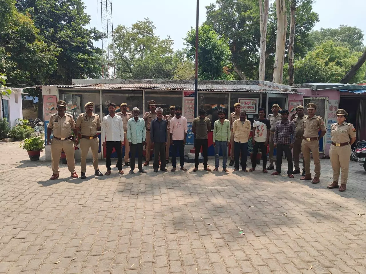 शाहजहांपुर में थाना रोजा पुलिस ने 9 वारण्टी अभियुक्तों को दबोचा शाहजहांपुर में थाना रोजा पुलिस ने 9 वारण्टी अभियुक्तों को दबोचा