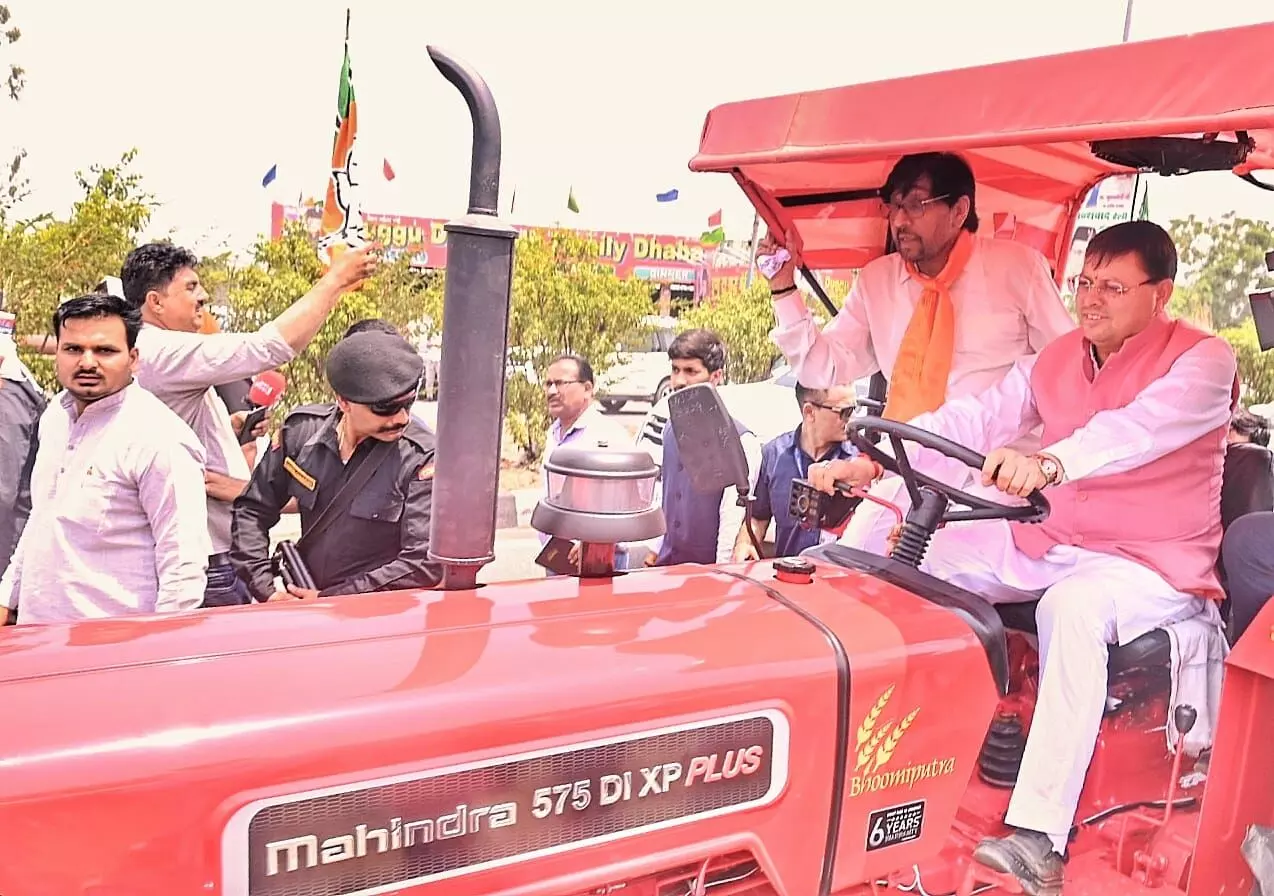 सीएम का हरिद्धार दौरा, ट्रैक्टर की स्टेयरिंग पर दिखे धामी सीएम का हरिद्धार दौरा, ट्रैक्टर की स्टेयरिंग पर दिखे धामी