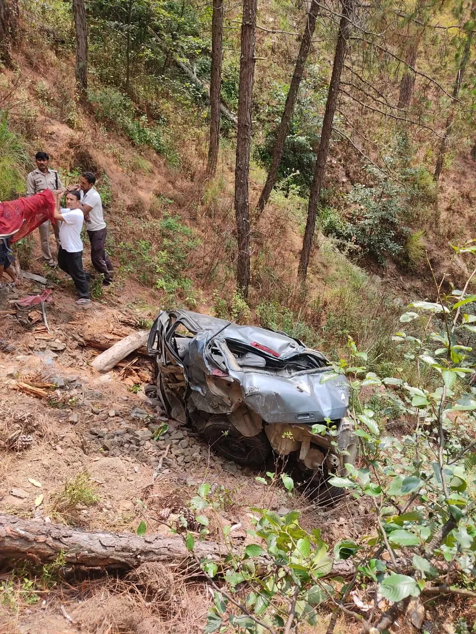 अल्मोड़ा सड़क हादसे में दो की मौत, एक घायल अल्मोड़ा सड़क हादसे में दो की मौत, एक घायल