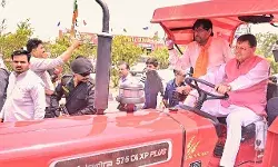 सीएम का हरिद्धार दौरा, ट्रैक्टर की स्टेयरिंग पर दिखे धामी
