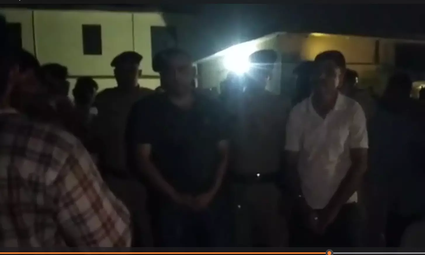 माजरा में तनाव: हिंदू लड़की को अगवा करने के आरोप में मुस्लिम युवक के घर हंगामा माजरा में तनाव: हिंदू लड़की को अगवा करने के आरोप में मुस्लिम युवक के घर हंगामा