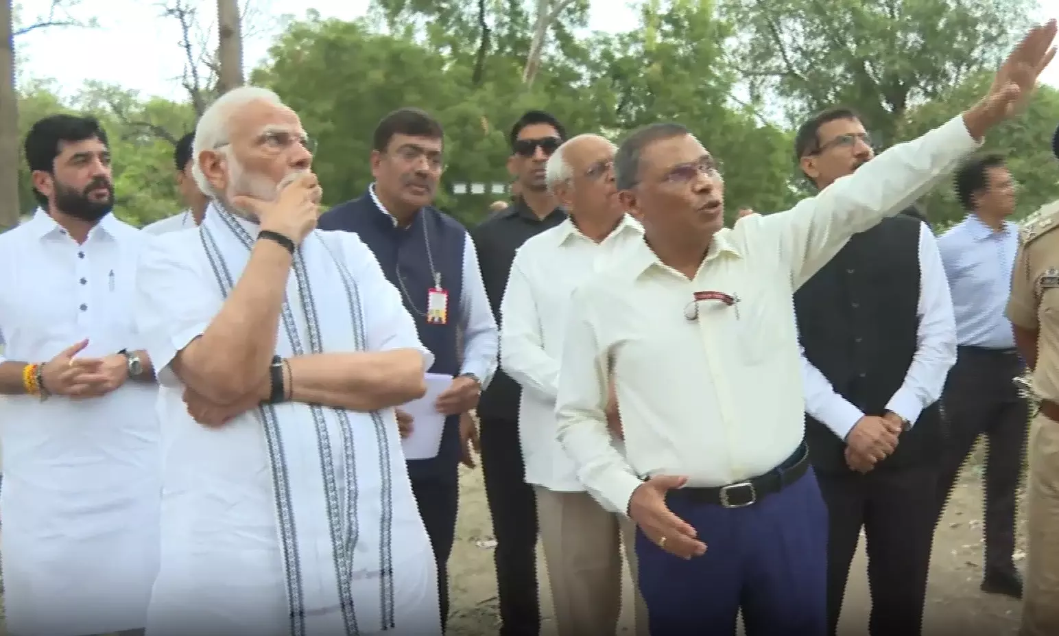 अहमदाबाद विमान हादसा: पीएम मोदी ने दुर्घटना स्थल का लिया जायज़ा अहमदाबाद विमान हादसा: पीएम मोदी ने दुर्घटना स्थल का लिया जायज़ा