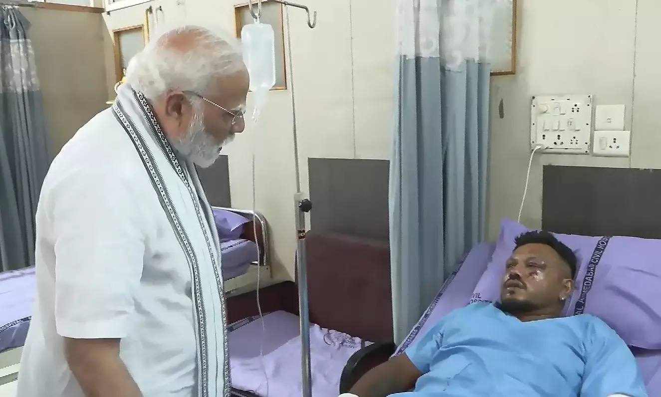 अहमदाबाद विमान हादसा: पीएम मोदी ने एकमात्र ज़िंदा बचे यात्री से की मुलाक़ात अहमदाबाद विमान हादसा: पीएम मोदी ने एकमात्र ज़िंदा बचे यात्री से की मुलाक़ात