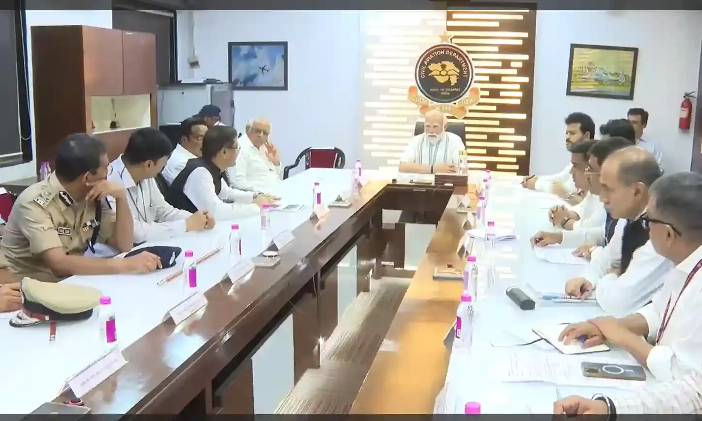 अहमदाबाद: पीएम मोदी ने मंत्रियों और अधिकारियों के साथ की समीक्षा बैठक