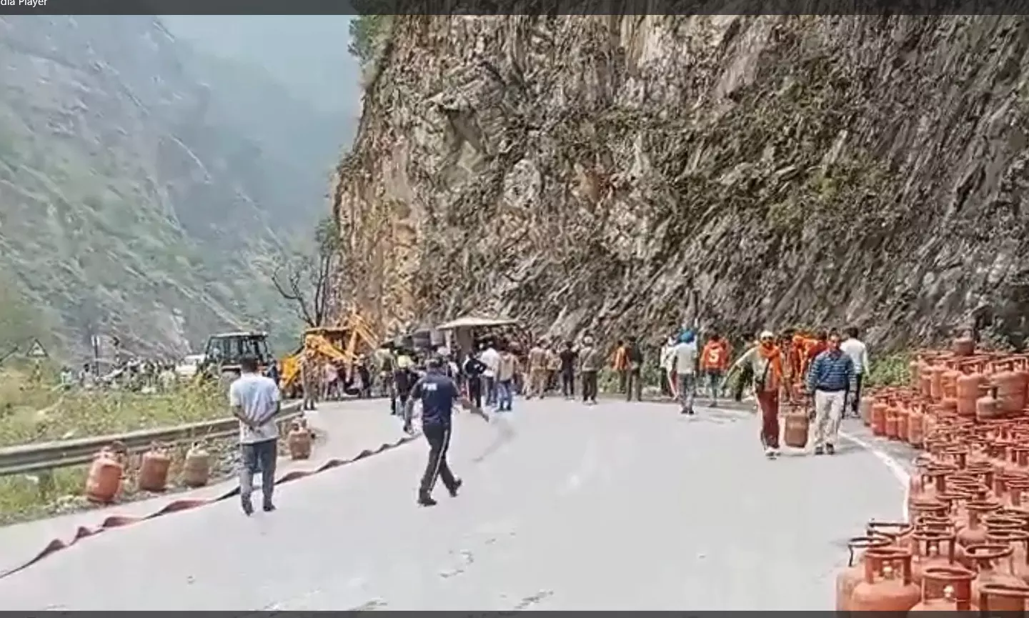 उत्तराखंड : चमोली में सिलेंडरों से भरा ट्रक अनियंत्रित होकर पलटा उत्तराखंड : चमोली में सिलेंडरों से भरा ट्रक अनियंत्रित होकर पलटा