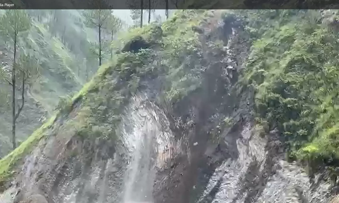 बारिश का कहर, 19 सड़कें बंद, ग्रामीण इलाकों में फंसे लोग बारिश का कहर, 19 सड़कें बंद, ग्रामीण इलाकों में फंसे लोग