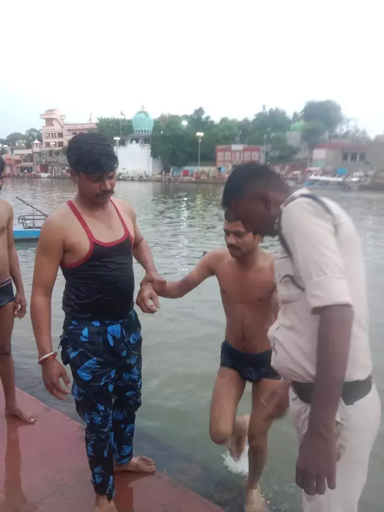 उज्जैन- रामघाट पर डूब रहे युवक को एसडीआरएफ जवान ने गोता लगाकर जीवित बचाया