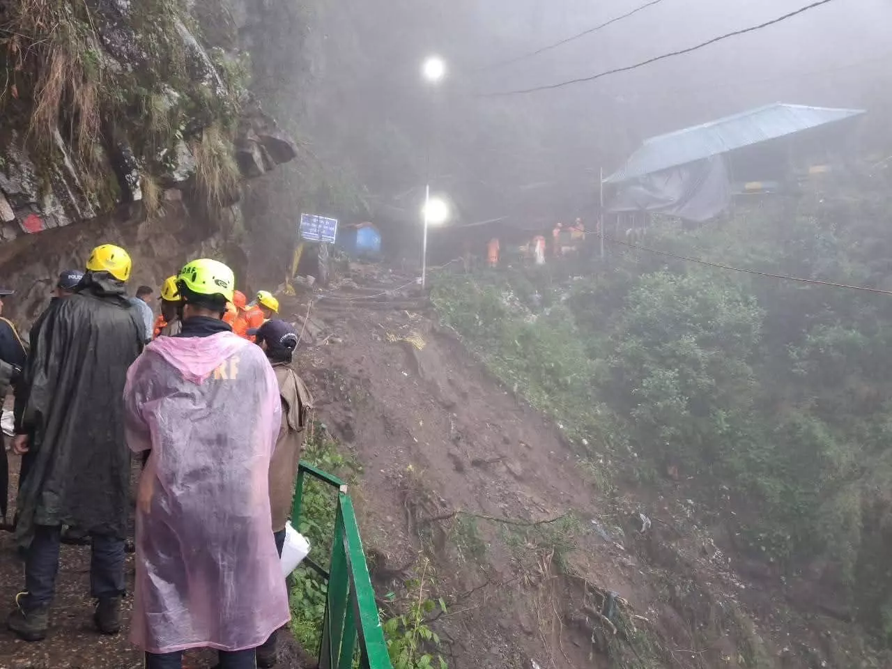 केदारनाथ यात्रा पर रोक, यमुनोत्री पैदल मार्ग तीसरे दिन भी बंद केदारनाथ यात्रा पर रोक, यमुनोत्री पैदल मार्ग तीसरे दिन भी बंद