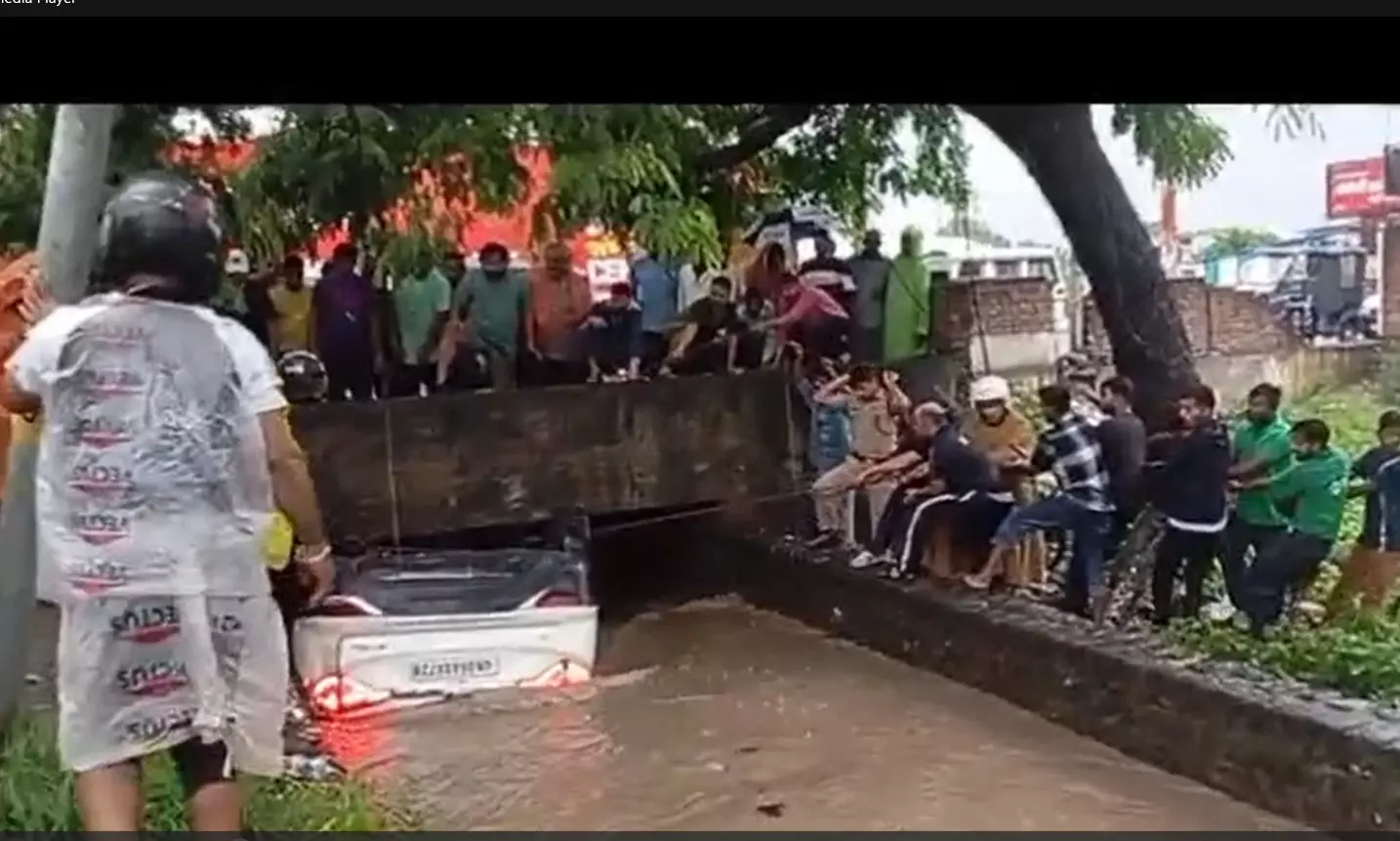 नहर के बहाव में बही कार, चार लोगों की मौत नहर के बहाव में बही कार, चार लोगों की मौत