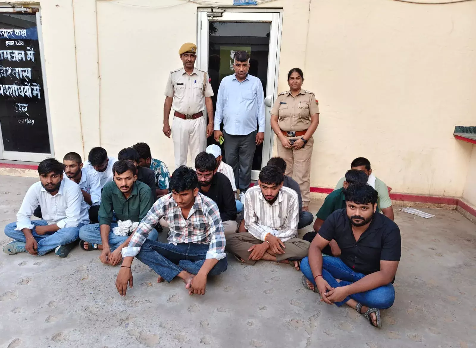 рд╕рдВрджрд┐рдЧреНрдз рд╣рд╛рд▓рдд рдореЗрдВ рдкрдХрдбрд╝реЗ рдЧрдП рдпреБрд╡рдХ-рдпреБрд╡рддрд┐рдпрд╛рдВ рд╕рдВрджрд┐рдЧреНрдз рд╣рд╛рд▓рдд рдореЗрдВ рдкрдХрдбрд╝реЗ рдЧрдП рдпреБрд╡рдХ-рдпреБрд╡рддрд┐рдпрд╛рдВ