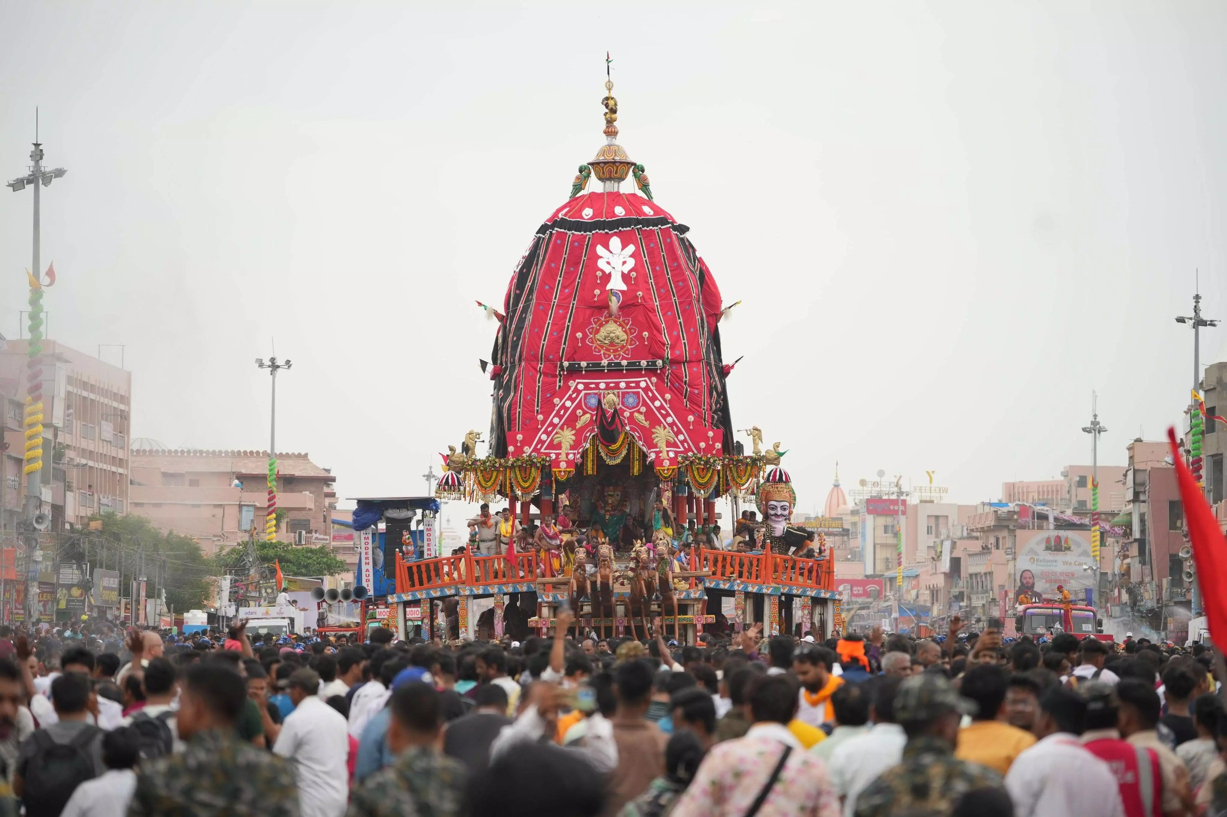 पुरी में रथ यात्रा का दूसरा दिन, 10 लाख से ज्यादा जुटे श्रद्धालु पुरी में रथ यात्रा का दूसरा दिन, 10 लाख से ज्यादा जुटे श्रद्धालु