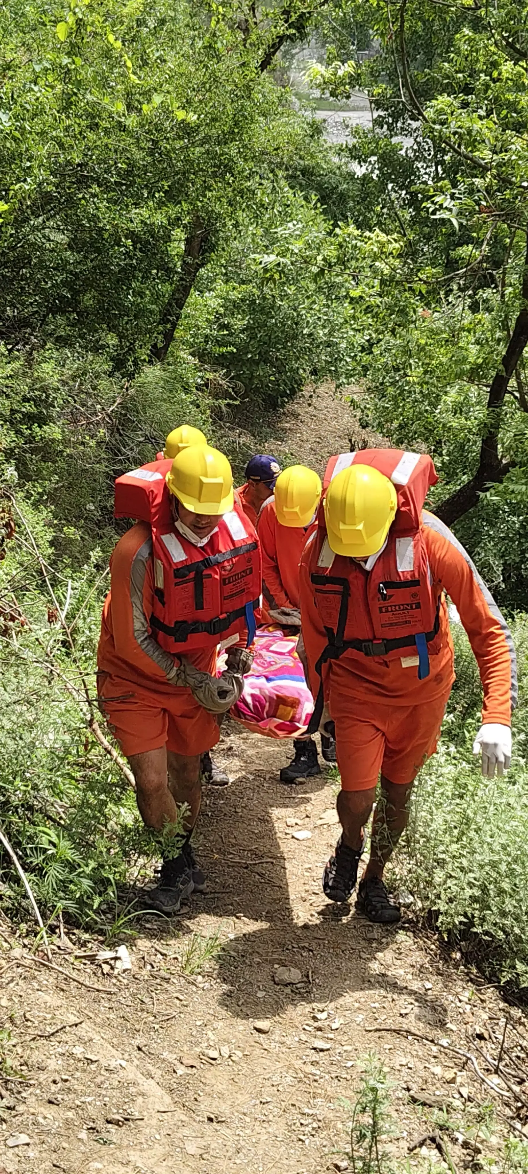 सैंज बिहाली बाढ़ त्रासदी: 13 वर्षीय मूर्ति का शव मिला, अन्य 2 की तलाश जारी सैंज बिहाली बाढ़ त्रासदी: 13 वर्षीय मूर्ति का शव मिला, अन्य 2 की तलाश जारी