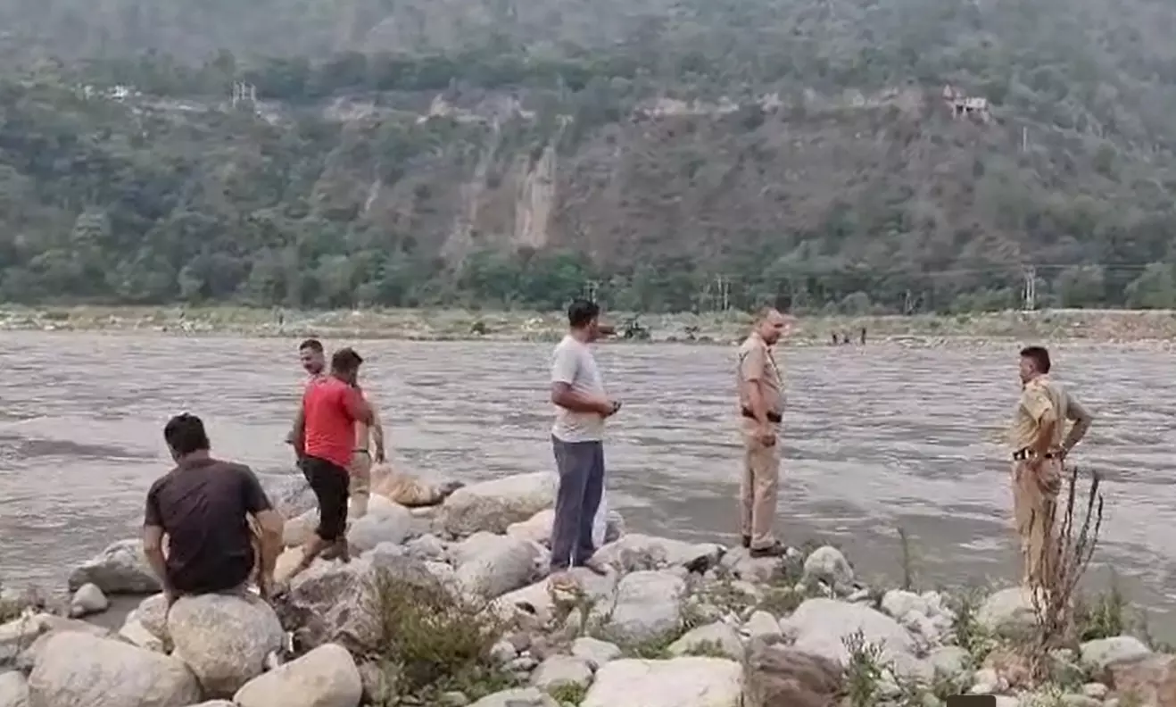 युवक ने शीतला पुल से रावी नदी में लगाई छलांग , तलाश जारी युवक ने शीतला पुल से रावी नदी में लगाई छलांग , तलाश जारी