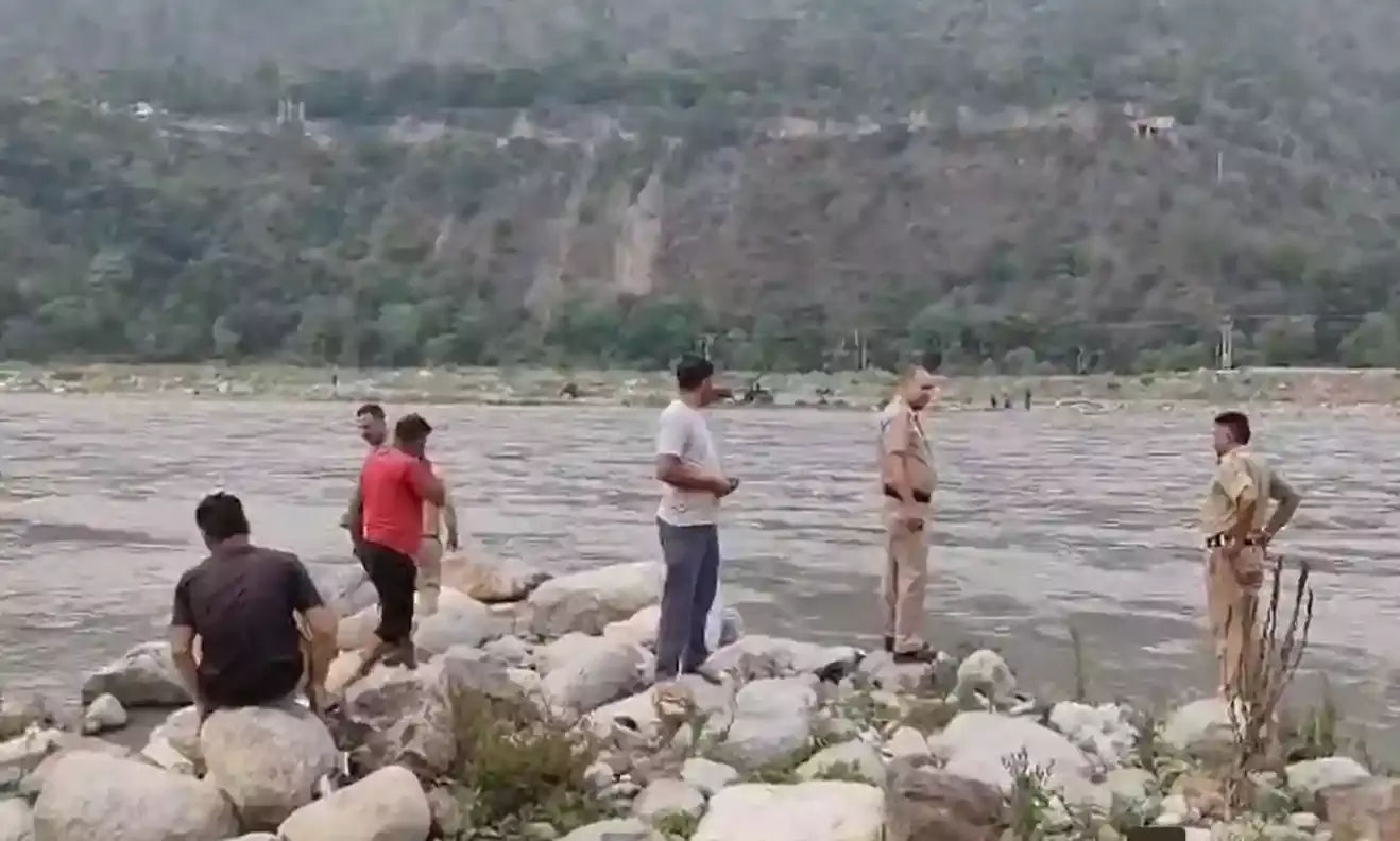 рдпреБрд╡рдХ рдиреЗ рд╢реАрддрд▓рд╛ рдкреБрд▓ рд╕реЗ рд░рд╛рд╡реА рдирджреА рдореЗрдВ рд▓рдЧрд╛рдИ рдЫрд▓рд╛рдВрдЧ , рддрд▓рд╛рд╢ рдЬрд╛рд░реА рдпреБрд╡рдХ рдиреЗ рд╢реАрддрд▓рд╛ рдкреБрд▓ рд╕реЗ рд░рд╛рд╡реА рдирджреА рдореЗрдВ рд▓рдЧрд╛рдИ рдЫрд▓рд╛рдВрдЧ , рддрд▓рд╛рд╢ рдЬрд╛рд░реА