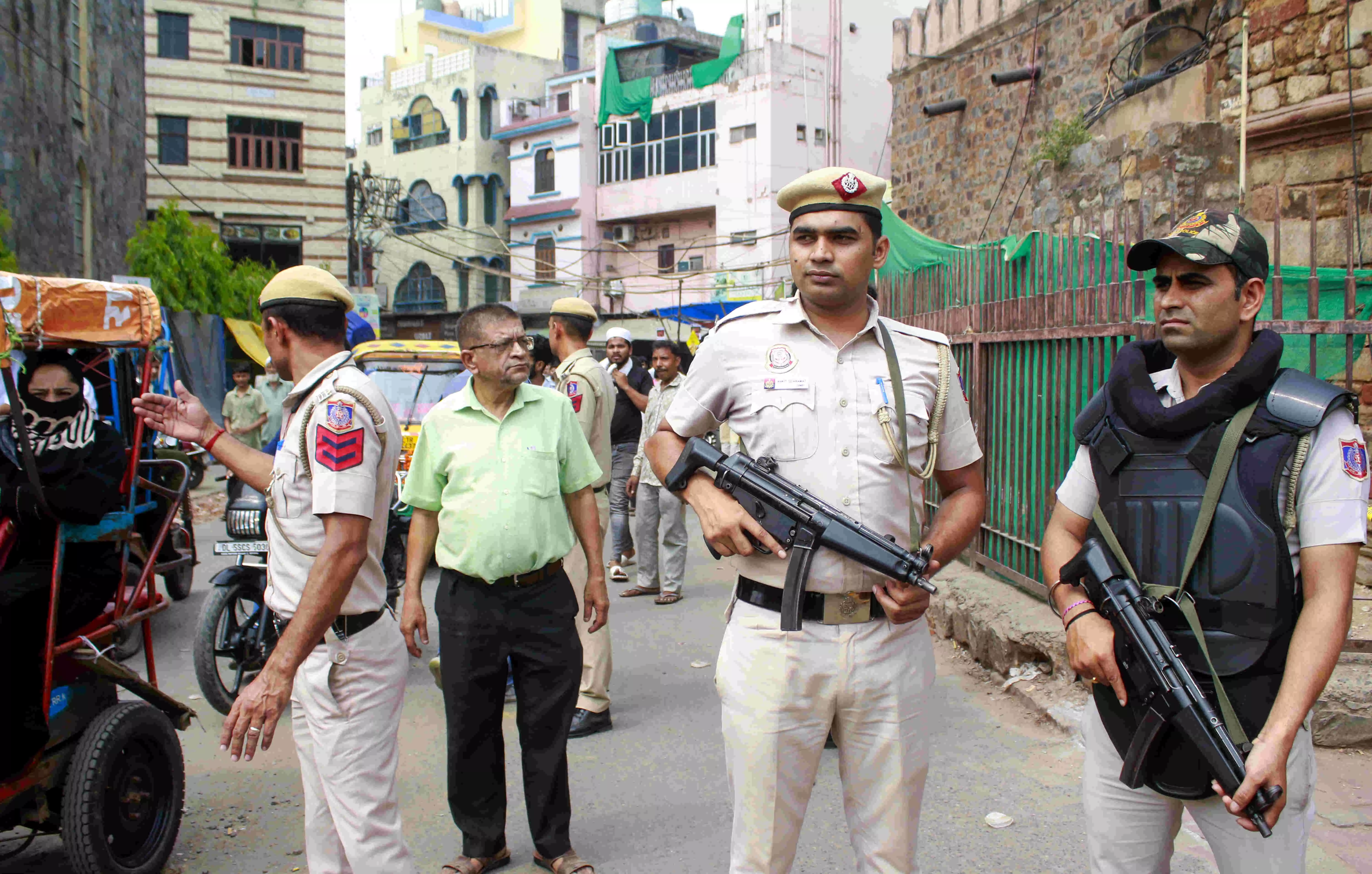 दिल्ली: पकड़े गए अवैध 83 बांग्लादेशी, नदी के रास्ते की थी घुसपैठ दिल्ली: पकड़े गए अवैध 83 बांग्लादेशी, नदी के रास्ते की थी घुसपैठ