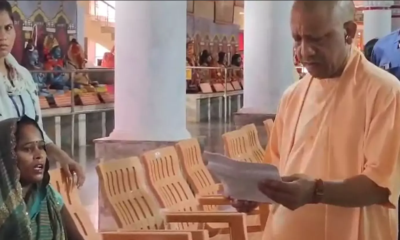 गोरखनाथ मंदिर में सीएम योगी का जनता दर्शन, 200 से अधिक शिकायतों पर दिया समाधान का भरोसा
