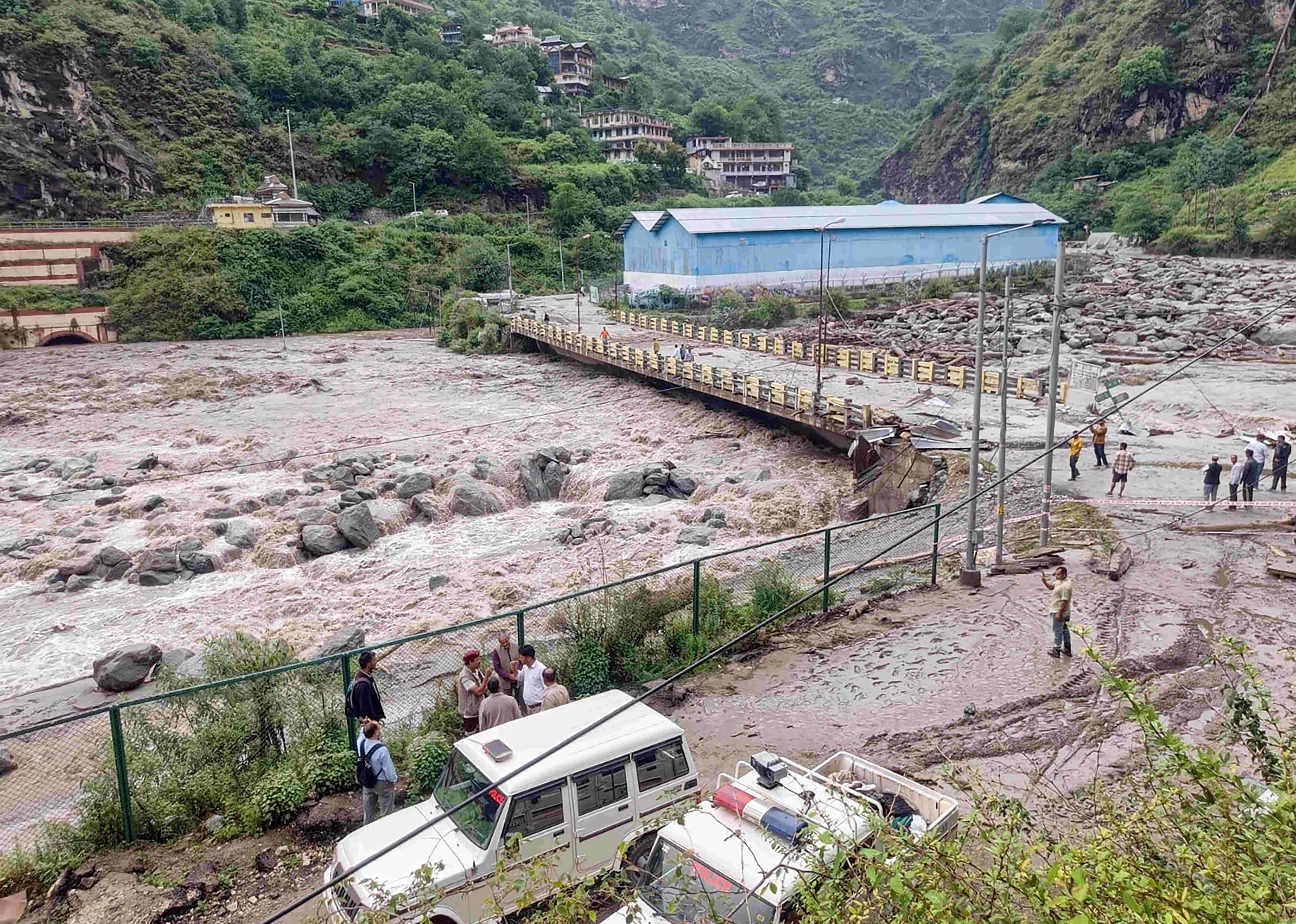 हिमाचल में बारिश का कहर, 5 लोगों की मौत, 100 घर तबाह