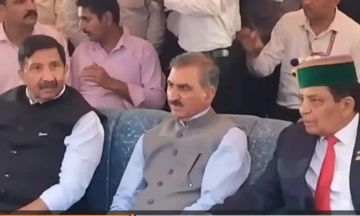 मुख्यमंत्री ने 24 नई वॉल्वो बसों को दिखाई हरी झंडी , HRTC को मजबूत करने पर जोर मुख्यमंत्री ने 24 नई वॉल्वो बसों को दिखाई हरी झंडी , HRTC को मजबूत करने पर जोर