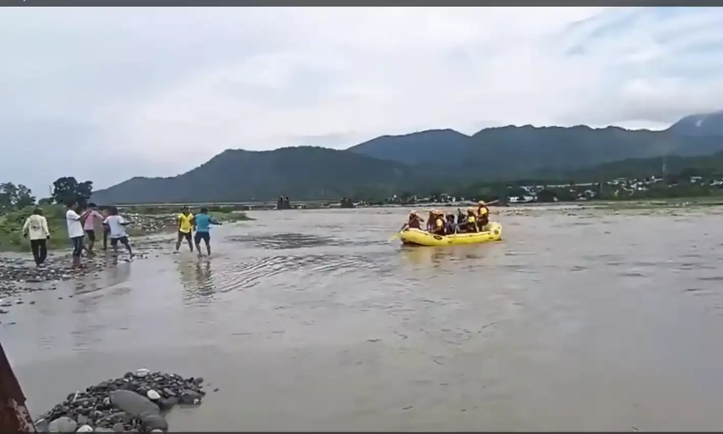 उत्तराखंड : डाकपत्थर में SDRF का रेस्क्यू ऑपरेशन, नदी में फंसे 11 मजदूरों को सकुशल निकाला