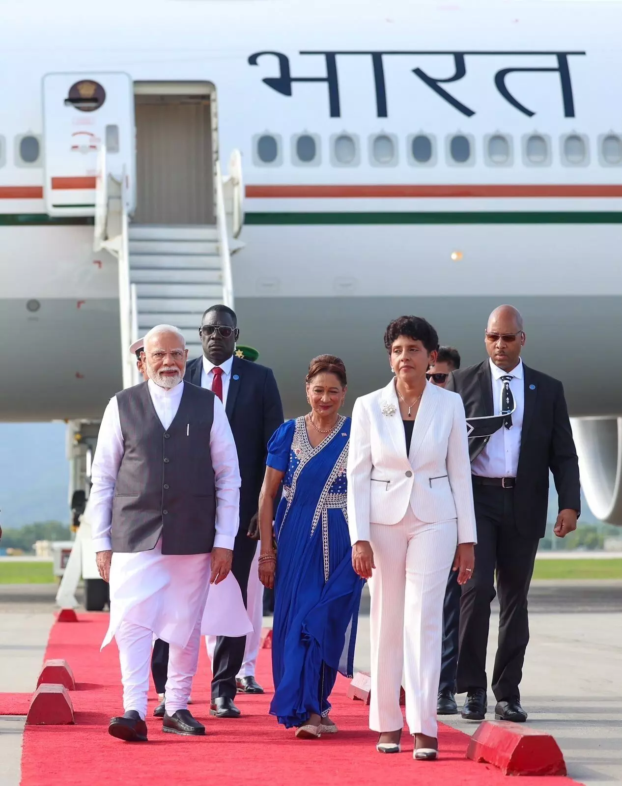 पीएम मोदी ने पोर्ट ऑफ स्पेन में स्वागत के लिए पीएम बिसेसर का जताया आभार पीएम मोदी ने पोर्ट ऑफ स्पेन में स्वागत के लिए पीएम बिसेसर का जताया आभार