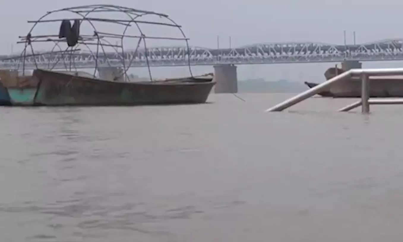 यूपी में भारी बारिश से नदियों का जलस्तर बढ़ा, 35 जिलों में बाढ़ का अलर्ट जारी यूपी में भारी बारिश से नदियों का जलस्तर बढ़ा, 35 जिलों में बाढ़ का अलर्ट जारी
