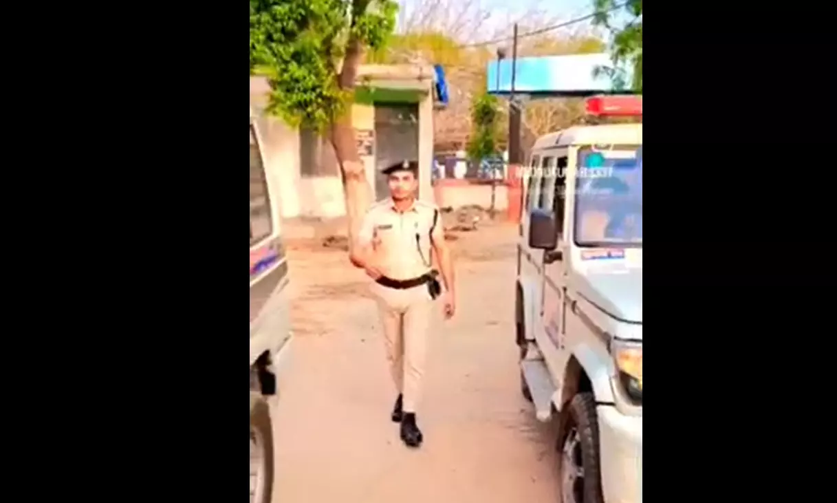 वर्दी में आपत्तिजनक गाने पर बनाया रील, हुई कार्रवाई वर्दी में आपत्तिजनक गाने पर बनाया रील, हुई कार्रवाई