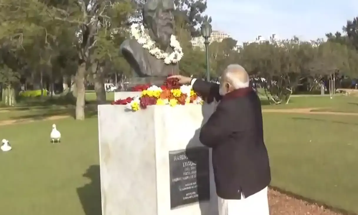 पीएम मोदी ने गुरुदेव रवींद्रनाथ टैगोर की प्रतिमा पर दी श्रद्धांजलि