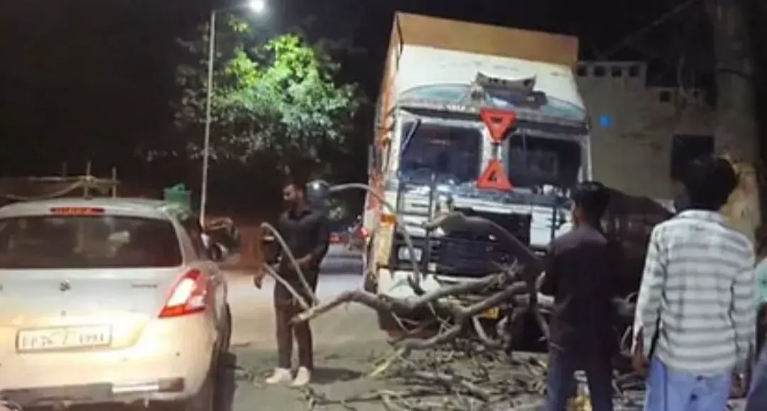 अजीजगंज में ट्रक पेड़ से टकराया, कार क्षतिग्रस्त यातायात बाधित अजीजगंज में ट्रक पेड़ से टकराया, कार क्षतिग्रस्त यातायात बाधित