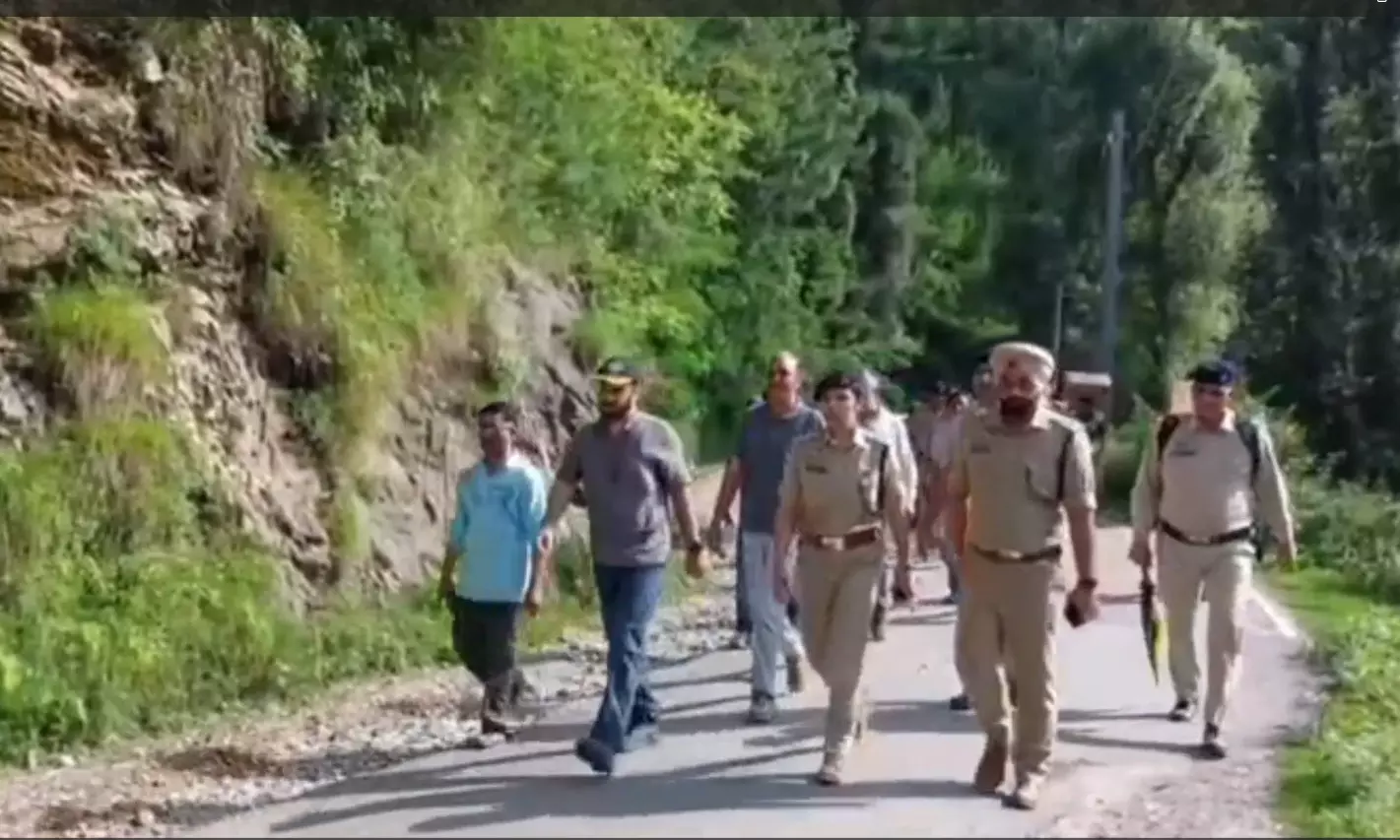मंडी: 7 दिन बाद जंजैहली तक पहुंची प्रशासन की टीम, 63 पर्यटक निकाले गए सुरक्षित मंडी: 7 दिन बाद जंजैहली तक पहुंची प्रशासन की टीम, 63 पर्यटक निकाले गए सुरक्षित
