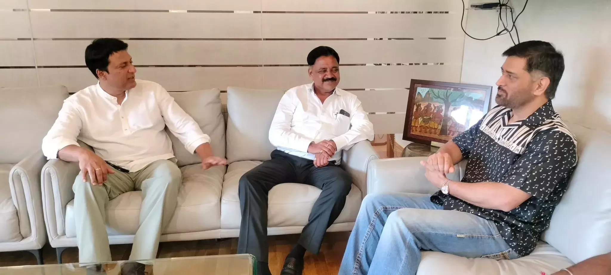 राज्य के खेल मंत्री सुदिव्य कुमार ने भारतीय क्रिकेट टीम के पूर्व कप्तान महेन्द्र सिंह धोनी से की मुलाकात राज्य के खेल मंत्री सुदिव्य कुमार ने भारतीय क्रिकेट टीम के पूर्व कप्तान महेन्द्र सिंह धोनी से की मुलाकात