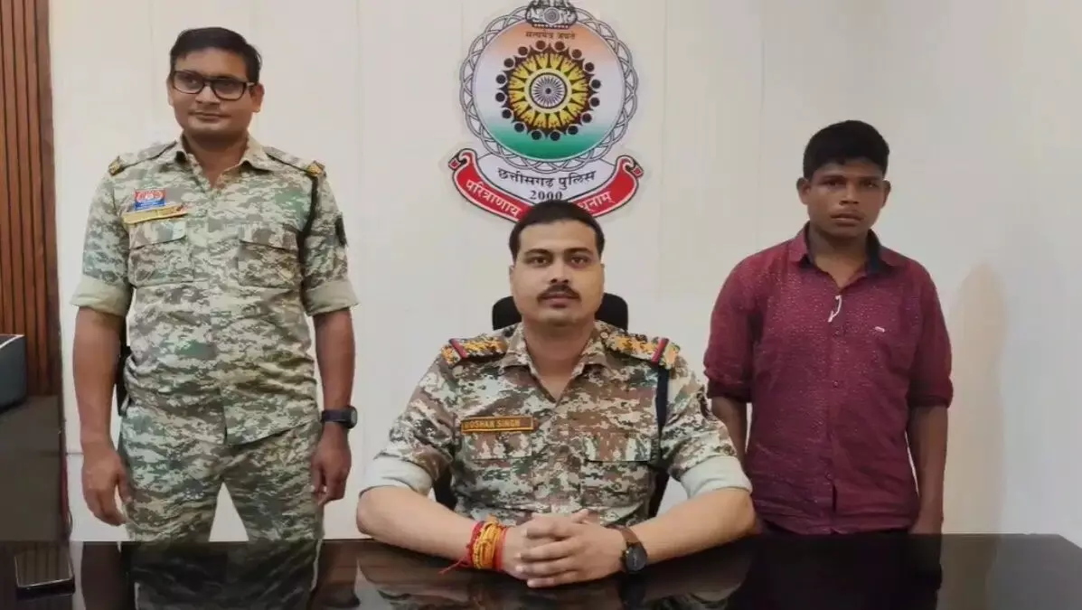 ग्रामीण की हत्या करने वाला माओवादी गिरफ्तार ग्रामीण की हत्या करने वाला माओवादी गिरफ्तार