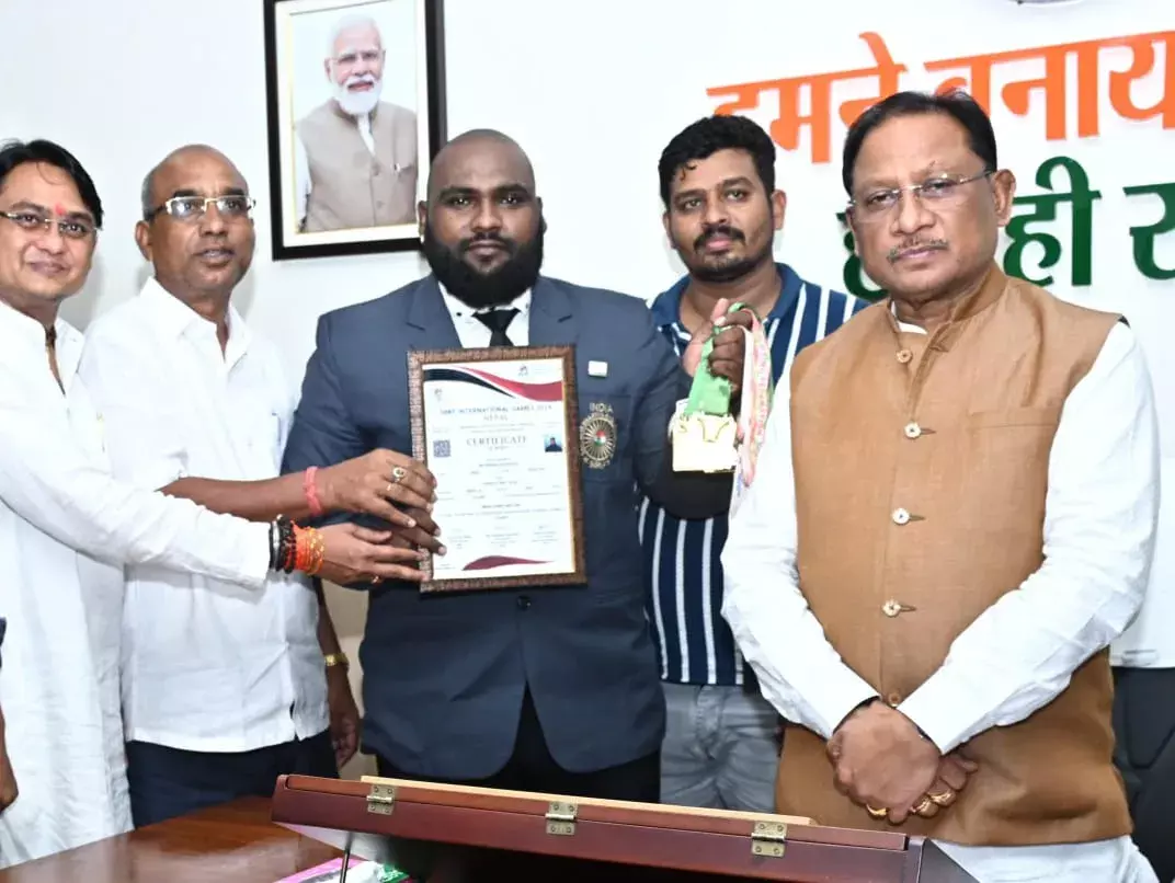 इंटरनेशनल पावरलिफ्टिंग में स्वर्ण पदक विजेता प्रेम राजन रौतिया ने की मुख्यमंत्री से मुलाकात