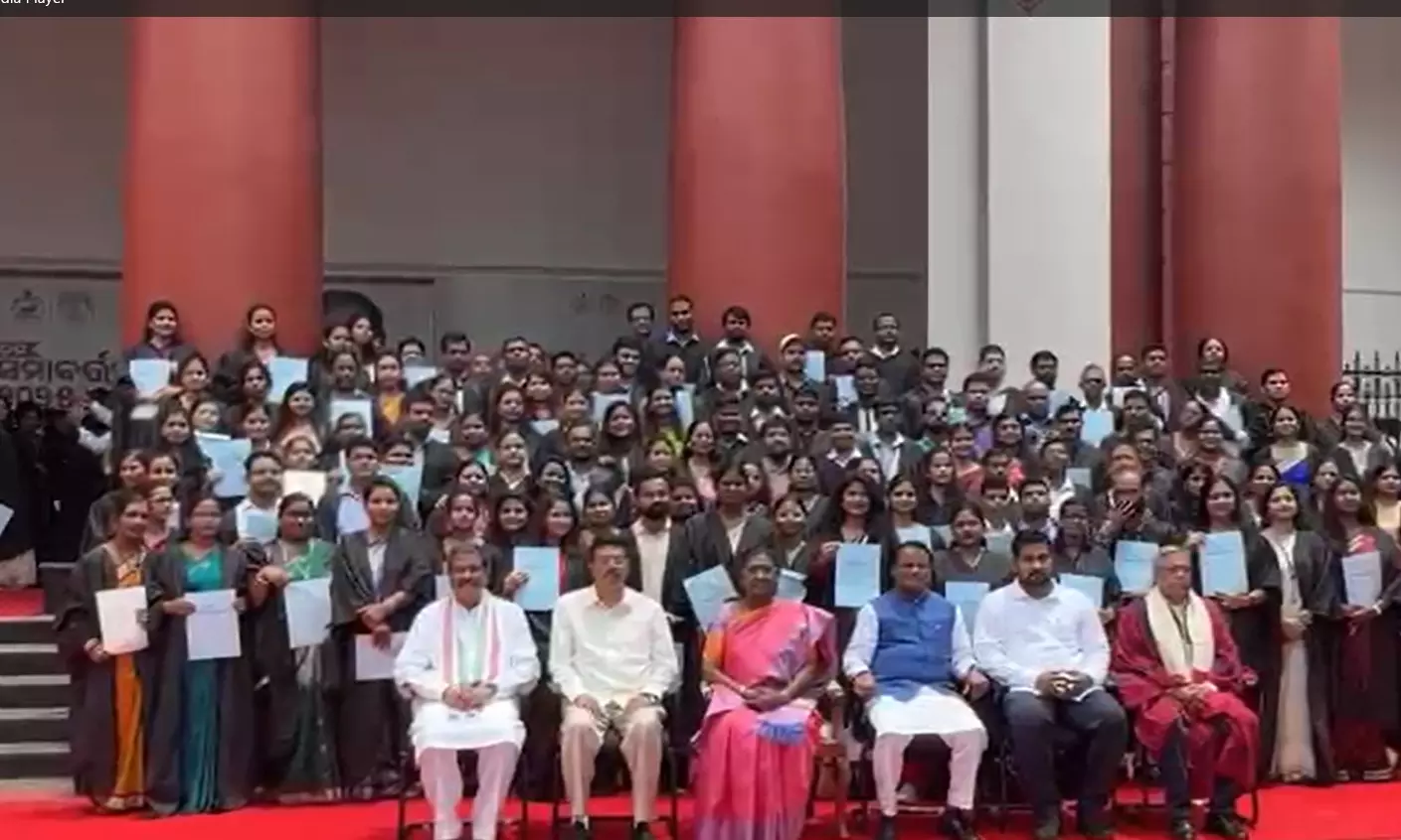 राष्ट्रपति रावेनशॉ विश्वविद्यालय के दीक्षांत समारोह में हुई शामिल राष्ट्रपति रावेनशॉ विश्वविद्यालय के दीक्षांत समारोह में हुई शामिल