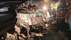 मथुरा यमुना एक्सप्रेसवे पर भीषण हादसा: कार पलटी, 6 की मौत, 2 घायल मथुरा यमुना एक्सप्रेसवे पर भीषण हादसा: कार पलटी, 6 की मौत, 2 घायल