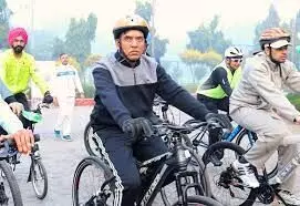 वाराणसी में फिट इंडिया संडे ऑन साइकिल अभियान में शामिल हुए केन्द्रीय मंत्री डॉ. मनसुख मांडविया